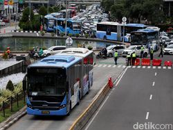 Ada Demo di Istana dan Kedubes Prancis, Transjakarta Modifikasi Rute Ada Demo di Istana dan Kedubes Prancis, Transjakarta Modifikasi Rute