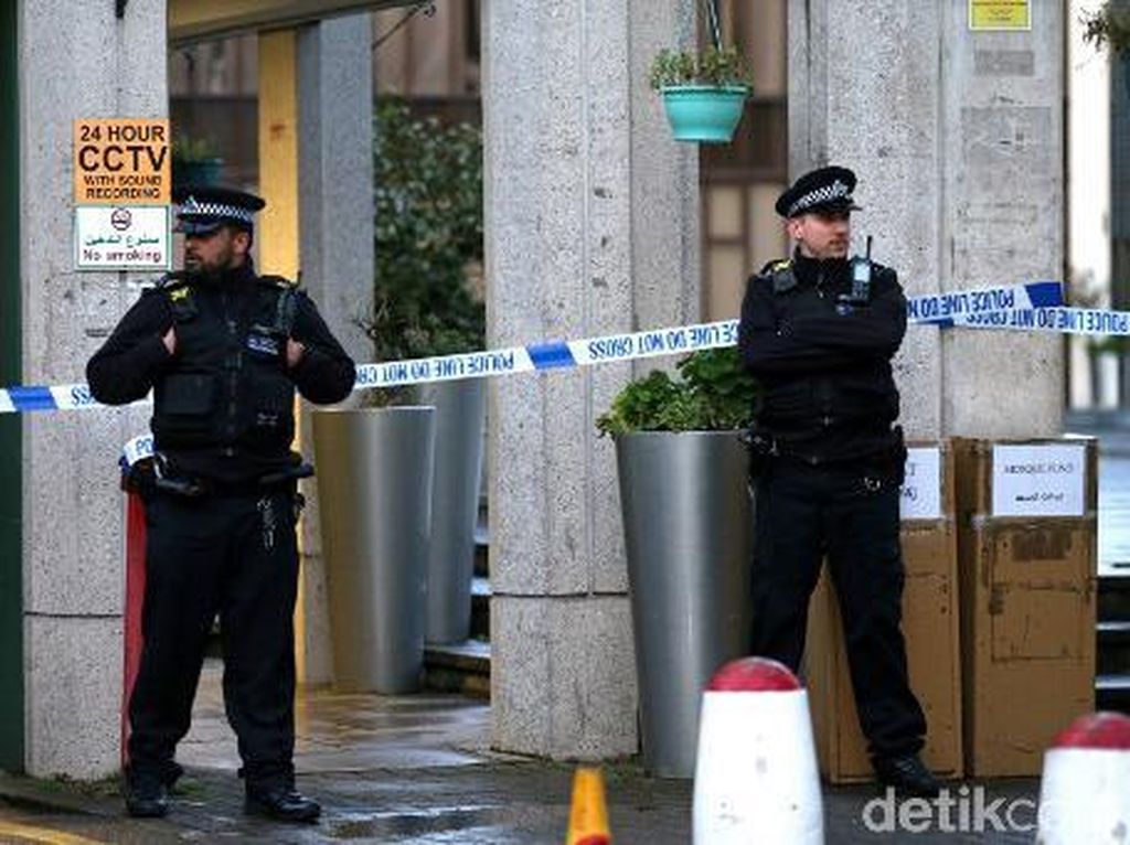 Insiden Penikaman Terjadi di Masjid London, Seorang Muazin Terluka di Leher Insiden Penikaman Terjadi di Masjid London, Seorang Muazin Terluka di Leher