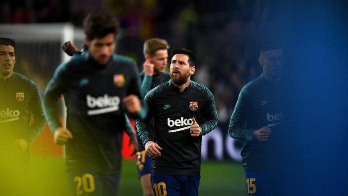 BARCELONA, SPAIN - NOVEMBER 27: Lionel Messi of FC Barcelona looks on prior to the UEFA Champions League group F match between FC Barcelona and Borussia Dortmund at Camp Nou on November 27, 2019 in Barcelona, Spain. (Photo by David Ramos/Getty Images)