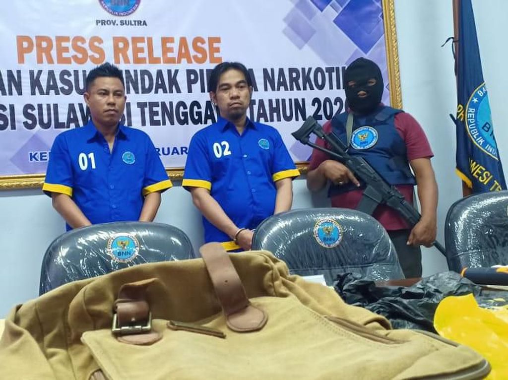BNNP Sultra Tangkap 2 Kurir Lintas Provinsi, Sabu 1.008 Gram Disita BNNP Sultra Tangkap 2 Kurir Lintas Provinsi, Sabu 1.008 Gram Disita