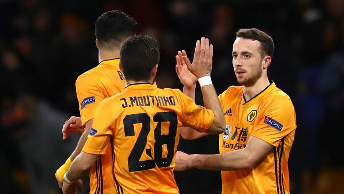 WOLVERHAMPTON, ENGLAND - FEBRUARY 20:  Diogo Jota of Wolverhampton Wanderers celebrates with teammates Raul Jimenez  and Joao Moutinho of Wolverhampton Wanderers after scoring his teams first goal during the UEFA Europa League round of 32 first leg match between Wolverhampton Wanderers and Espanyol Barcelona at Molineux on February 20, 2020 in Wolverhampton, United Kingdom. (Photo by Michael Steele/Getty Images)
