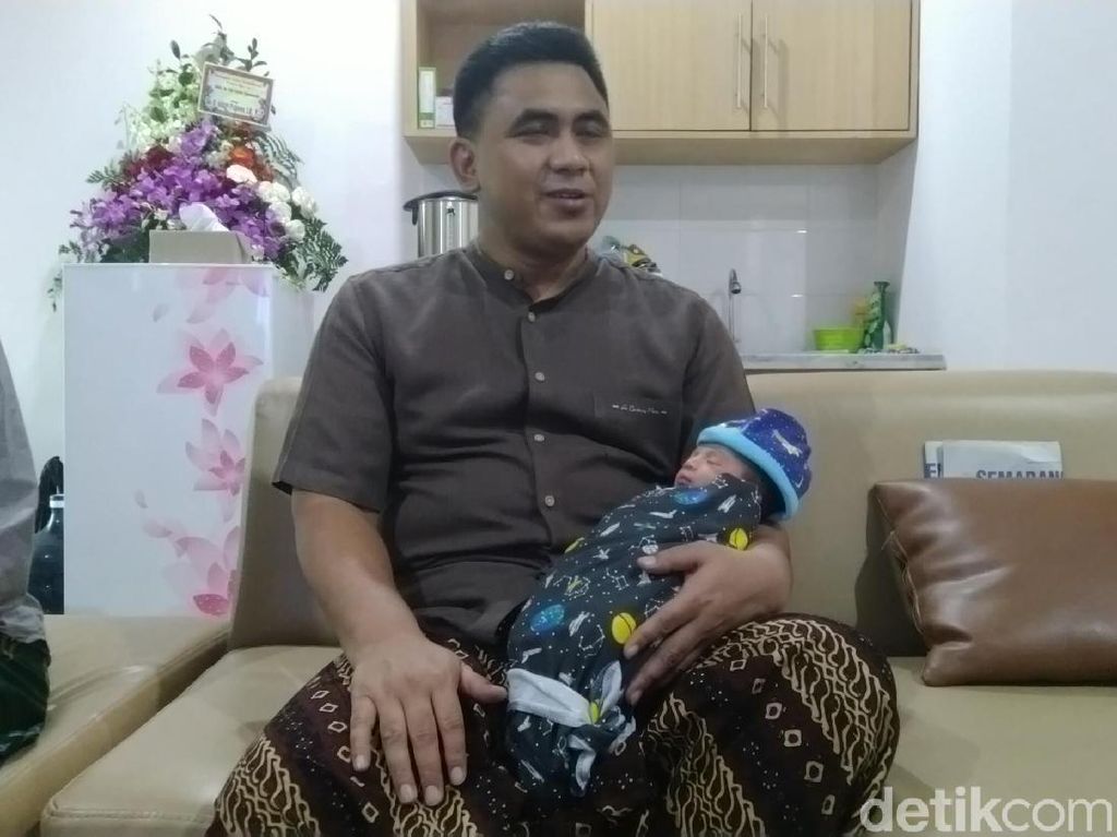 Selamat! Anak Keempat Gus Yasin Lahir, Wetonnya Sama dengan Mbah Moen Selamat! Anak Keempat Gus Yasin Lahir, Wetonnya Sama dengan Mbah Moen