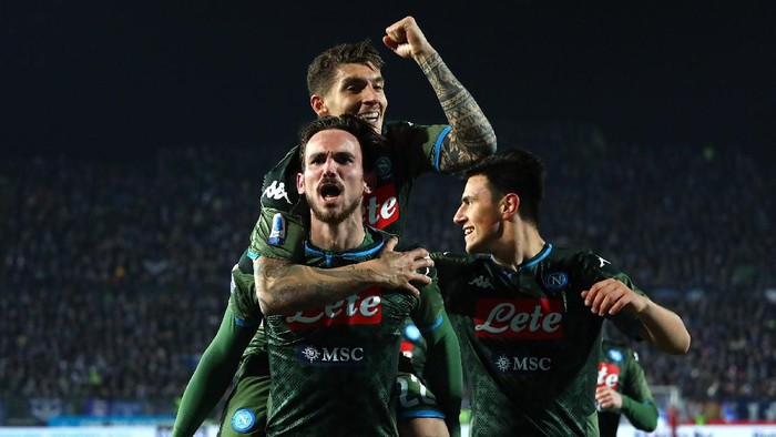 BRESCIA, ITALY - FEBRUARY 21:  Fabian Ruiz of SSC Napoli celebrates after scoring the second goal of his team with team-mates during the Serie A match between Brescia Calcio and SSC Napoli at Stadio Mario Rigamonti on February 21, 2020 in Brescia, Italy.  (Photo by Marco Luzzani/Getty Images)