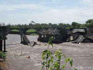 Pondasi Tergerus Arus Sungai, Jembatan Penghubung Jember-Lumajang Putus