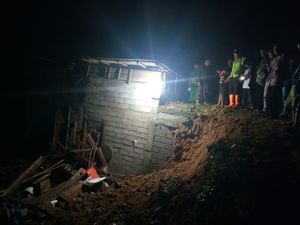 Kakek di Ponorogo Tewas Saat Rumahnya Tertimpa Longsor