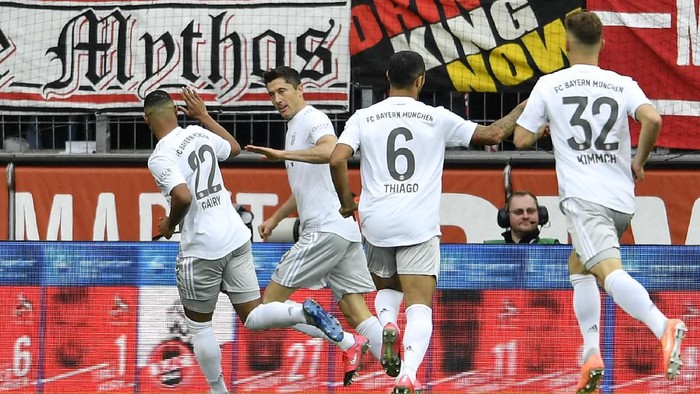 Bayerns Robert Lewandowski, 2nd from left, is celebrated after scoring the opening goal during the German Bundesliga soccer match between 1. FC Cologne and Bayern Munich in Cologne, Germany, Sunday, Feb. 16, 2020. (AP Photo/Martin Meissner)