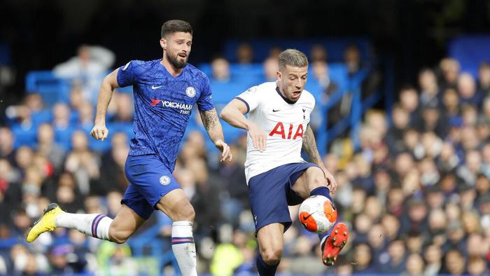 Chelsea Vs Tottenham Hotspur Chelseas Olivier Giroud, left, and Tottenham Hotspurs Jan Vertonghen fight for the ball during their English Premier League soccer match in London, England, Saturday, Feb. 22, 2020. (AP Photo/Kirsty Wigglesworth)