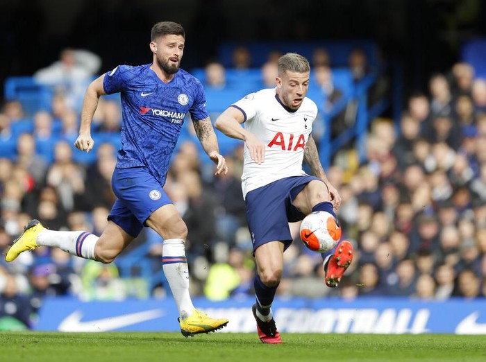 Chelseas Olivier Giroud, left, and Tottenham Hotspurs Jan Vertonghen fight for the ball during their English Premier League soccer match in London, England, Saturday, Feb. 22, 2020. (AP Photo/Kirsty Wigglesworth)