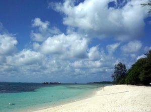 Kemolekan Pantai Pasir Putih Bintan yang Menggoda Kemolekan Pantai Pasir Putih Bintan yang Menggoda