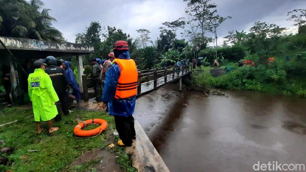 Pencarian 3 Siswa SMPN 1 Turi Kerahkan 200 Personel Gabungan Pencarian 3 Siswa SMPN 1 Turi Kerahkan 200 Personel Gabungan