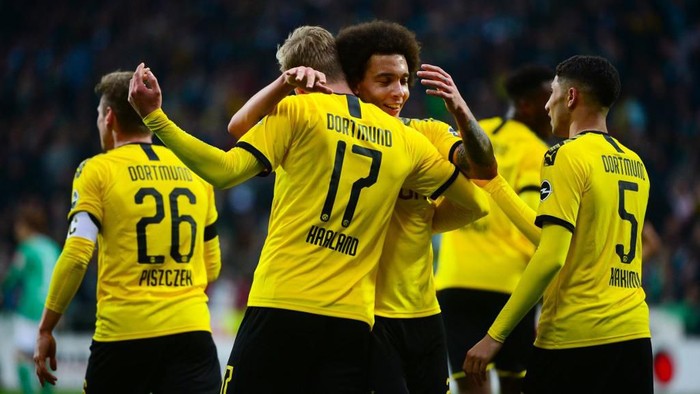 Dortmunds Norwegian forward Erling Braut Haaland celebrates with teammates after scoring during the German first division Bundesliga football match Werder Bremen vs BVB Borussia Dortmund, in Bremen, northern Germany on February 22, 2020. (Photo by Patrik Stollarz / AFP) / DFL REGULATIONS PROHIBIT ANY USE OF PHOTOGRAPHS AS IMAGE SEQUENCES AND/OR QUASI-VIDEO