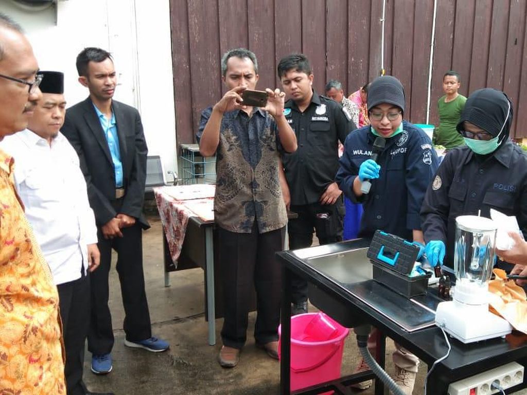 Polres Bekasi Blender Setengah Kilo Sabu Hasil Sitaan
