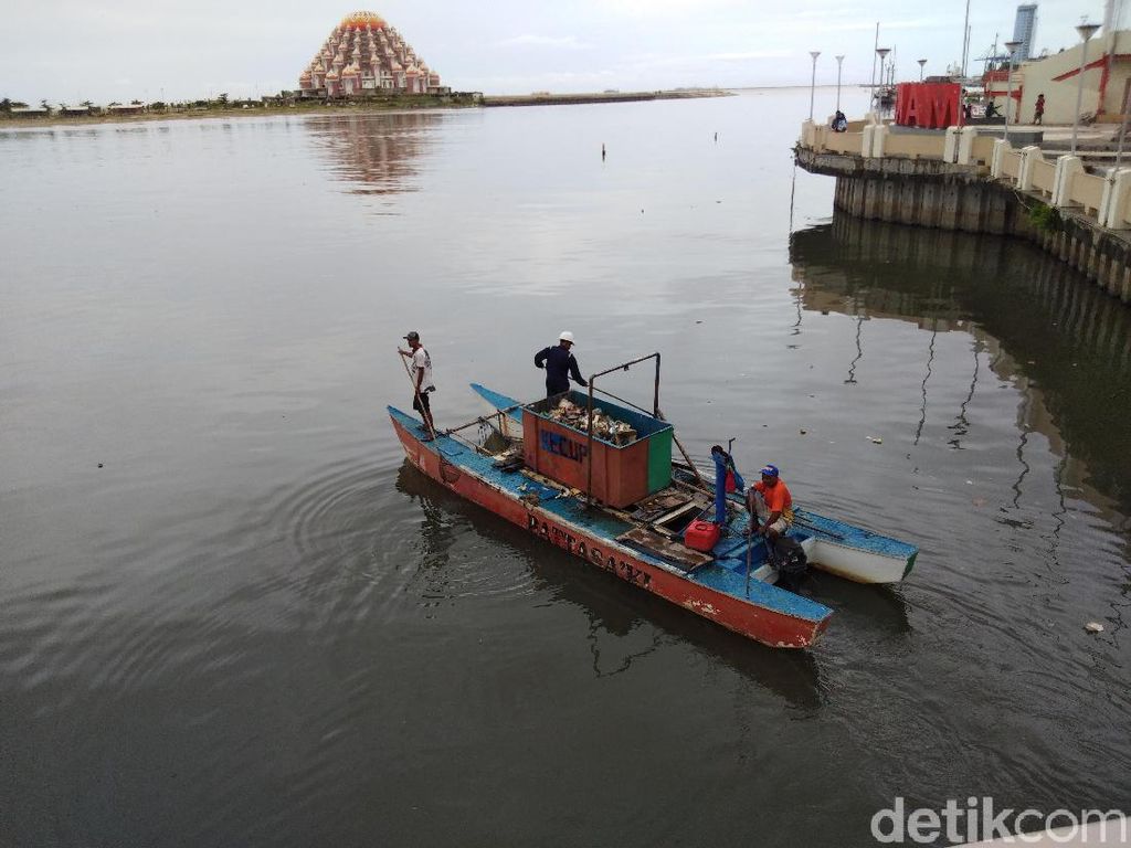 Disorot Gubernur Sulsel, Sampah di Pantai Losari Dibersihkan Disorot Gubernur Sulsel, Sampah di Pantai Losari Dibersihkan