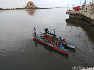 Disorot Gubernur Sulsel, Sampah di Pantai Losari Dibersihkan Disorot Gubernur Sulsel, Sampah di Pantai Losari Dibersihkan