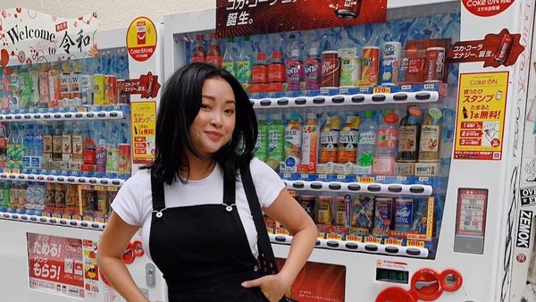 Momen Kuliner Seru Lana Condor yang Suka Mie dan Burger!