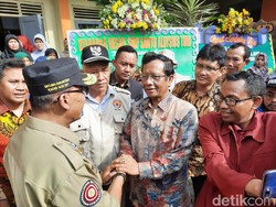Kunjungi SMPN 1 Turi, Menko Polhukam Mahfud Md: Kita Husnuzan