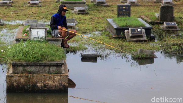 Hi...! Ada Penampakan Tak Wajar di TPU Tanah Kusir