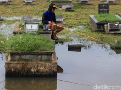 Warga Mancing di Areal TPU Tanah Kusir, Kasudin: Kan Belakangnya Kali