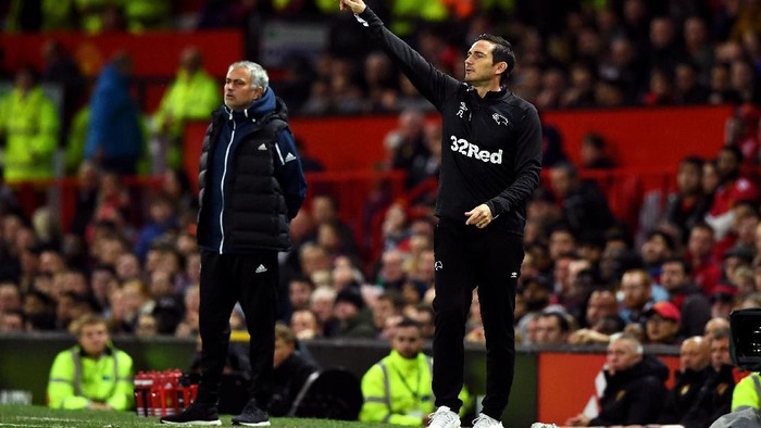 MANCHESTER, ENGLAND - SEPTEMBER 25: Frank Lampard of Derby County gives his team instructions as Jose Mourinho, Manager of Manchester United looks on during the Carabao Cup Third Round match between Manchester United and Derby County at Old Trafford on September 25, 2018 in Manchester, England.  (Photo by Gareth Copley/Getty Images)