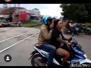 Viral Pemotor di Bandung Terobos Palang Kereta Nyaris Tabrak Relawan