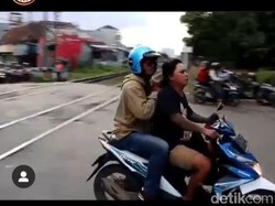 Viral Pemotor di Bandung Terobos Palang Kereta Nyaris Tabrak Relawan