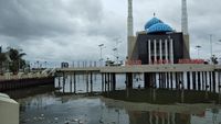 Potret Kotor Pantai Losari yang Disorot Gubernur Sulsel