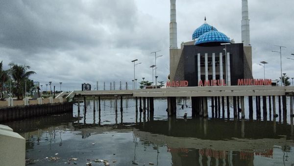Potret Kotor Pantai Losari yang Disorot Gubernur Sulsel