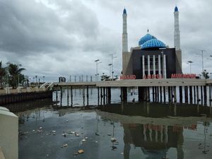 Potret Kotor Pantai Losari yang Disorot Gubernur Sulsel