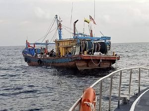 KKP Tangkap Kapal Asing Berbendera Malaysia di Selat Malaka KKP Tangkap Kapal Asing Berbendera Malaysia di Selat Malaka