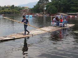 Naik Rakit di Situ Bagendit, Yuk!
