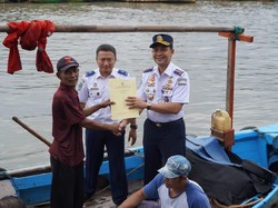 Kemenhub Beri Sertifikat Kepemilikan Kapal ke Nelayan Jakarta