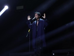 Pakai Baju Tenun, Vidi Aldiano Dukung Karya Fashion Indonesia