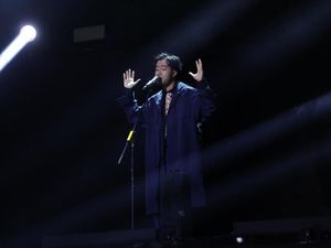 Pakai Baju Tenun, Vidi Aldiano Dukung Karya Fashion Indonesia Pakai Baju Tenun, Vidi Aldiano Dukung Karya Fashion Indonesia