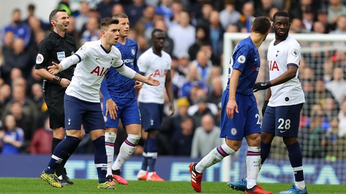LONDON, ENGLAND - FEBRUARY 22: Giovani Lo Celso of Tottenham Hotspur argues with Cesar Azpilicueta of Chelsea during the Premier League match between Chelsea FC and Tottenham Hotspur at Stamford Bridge on February 22, 2020 in London, United Kingdom. (Photo by Julian Finney/Getty Images)