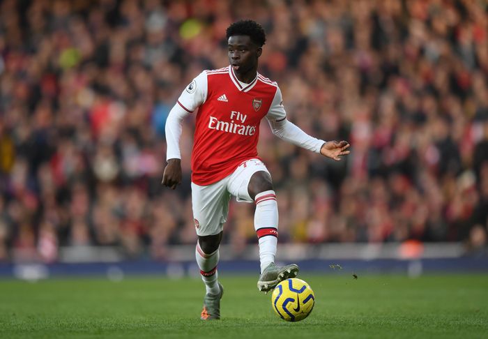 LONDON, ENGLAND - JANUARY 18: Bukayo Saka of Arsenal runs with the ball during the Premier League match between Arsenal FC and Sheffield United at Emirates Stadium on January 18, 2020 in London, United Kingdom. (Photo by Shaun Botterill/Getty Images)