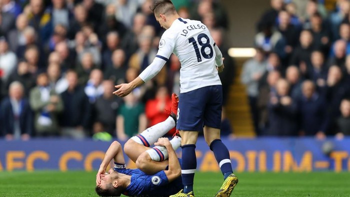 LONDON, ENGLAND - FEBRUARY 22:  Cesar Azpilicueta of Chelsea goes down after a challenge from Giovani Lo Celso of Tottenham Hotspur during the Premier League match between Chelsea FC and Tottenham Hotspur at Stamford Bridge on February 22, 2020 in London, United Kingdom. (Photo by Julian Finney/Getty Images)