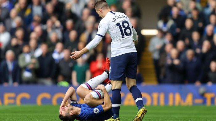 Chelsea - Tottenham LONDON, ENGLAND - FEBRUARY 22: Cesar Azpilicueta of Chelsea goes down after a challenge from Giovani Lo Celso of Tottenham Hotspur during the Premier League match between Chelsea FC and Tottenham Hotspur at Stamford Bridge on February 22, 2020 in London, United Kingdom. (Photo by Julian Finney/Getty Images)