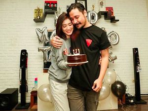 Tampil Mesra, Inikah Pacar Baru Ello?