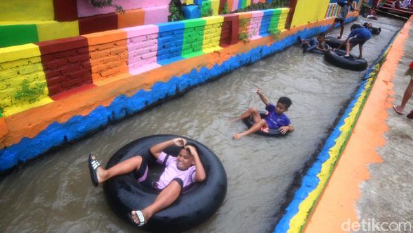 Momen Ceria Warga Sumedang River Tubing di Irigasi