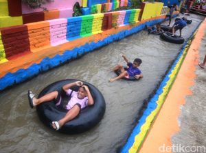 Momen Ceria Warga Sumedang River Tubing di Irigasi
