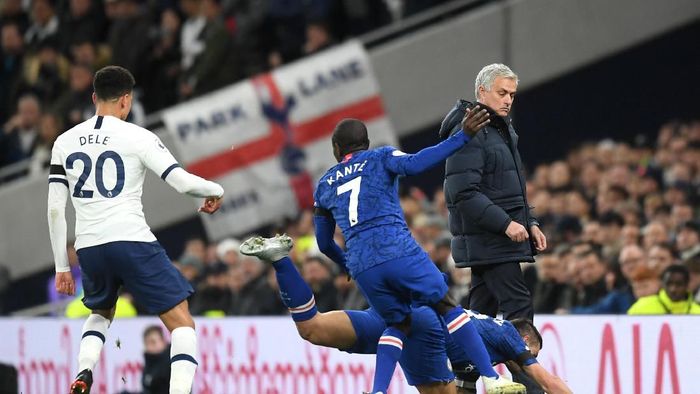 Jose Mourinho LONDON, ENGLAND - DECEMBER 22: Jose Mourinho, Manager of Tottenham Hotspur watches on as Cesar Azpilicueta of Chelsea falls during the Premier League match between Tottenham Hotspur and Chelsea FC at Tottenham Hotspur Stadium on December 22, 2019 in London, United Kingdom. (Photo by Michael Regan/Getty Images)