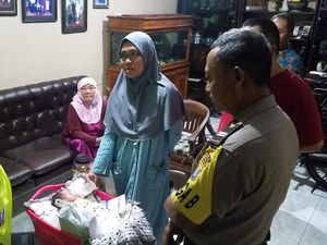 Bayi Hidup Lengkap dengan Surat Wasiat Dibuang di Teras Rumah Warga Kediri Bayi Hidup Lengkap dengan Surat Wasiat Dibuang di Teras Rumah Warga Kediri