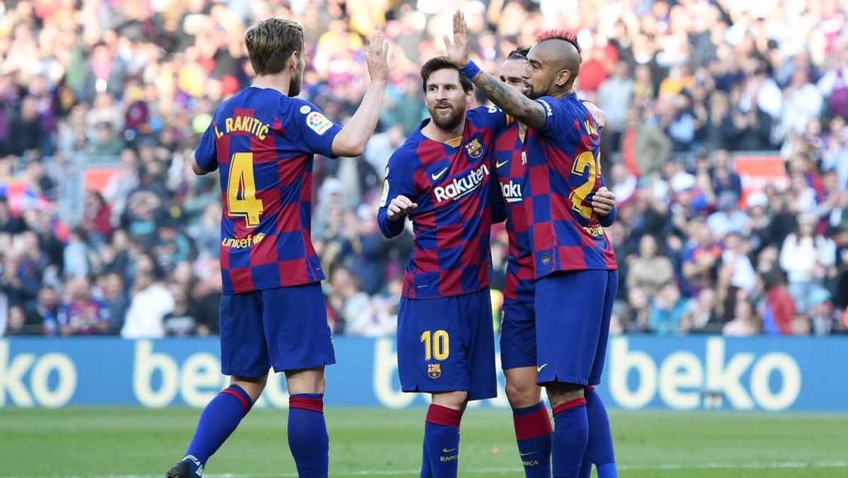 Pemain Barcelona merayakan gol Messi. Foto: Alex Caparros/Getty Images