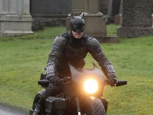 Ayo Tebak, Sekarang Batman Pakai Motor Apa?