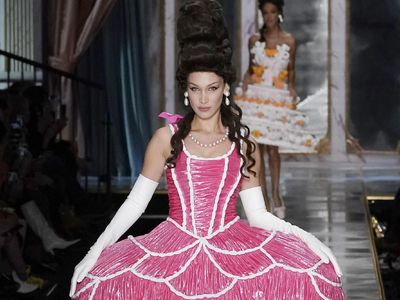 Foto: Bella dan Gigi Hadid Jadi Marie Antoinette Seksi di Show Moschino