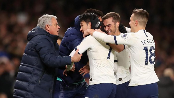 LONDON, ENGLAND - FEBRUARY 02: Heung-Min Son of Tottenham Hotspur celebrates with teammates and Jose Mourinho, Manager of Tottenham Hotspur after scoring his teams second goal during the Premier League match between Tottenham Hotspur and Manchester City at Tottenham Hotspur Stadium on February 02, 2020 in London, United Kingdom. (Photo by Catherine Ivill/Getty Images)