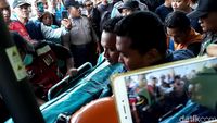 Momen Jasad Siswa SMPN 1 Turi Dievakuasi ke Puskesmas