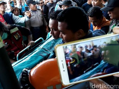 Momen Jasad Siswa SMPN 1 Turi Dievakuasi ke Puskesmas