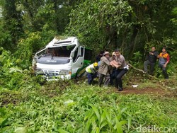 Detik-detik Tergulingnya Minibus yang Tewaskan 1 Mahasiswa di Banyuwangi