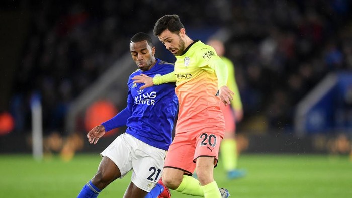 LEICESTER, ENGLAND - FEBRUARY 22: Bernardo Silva of Manchester City runs from Ricardo Pereira of Leicester City during the Premier League match between Leicester City and Manchester City at The King Power Stadium on February 22, 2020 in Leicester, United Kingdom. (Photo by Michael Regan/Getty Images)